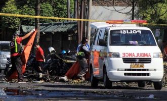 Τέσσερις βομβιστές αυτοκτονίας επιτέθηκαν σε κτίριο της αστυνομίας στην Ινδονησία