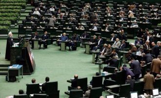 Ποια είναι η απάντηση της ιρανικής Βουλής στην απόφαση Τραμπ για τα πυρηνικά