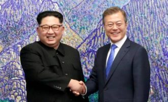 Στα ύψη η δημοτικότητα του νοτιοκορεάτη Προέδρου μετά την ιστορική συνάντησή του με τον Κιμ