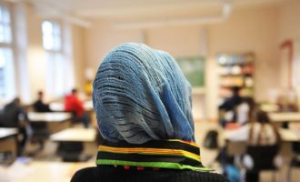 Απαγορεύεται να φοράνε μαντίλα οι μουσουλμάνες δασκάλες στο Βερολίνο