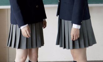 Δασκάλα στη Λέσβο αποφάσισε να ντύσει με φούστες τα αγόρια της Έκτης τάξης δημοτικού