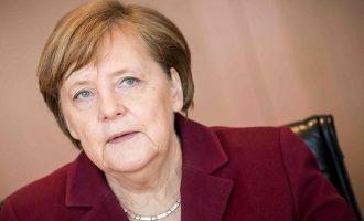 O Γερμανικός Τύπος ασκεί κριτική στη Μέρκελ για την απάντηση στις προτάσεις Μακρόν