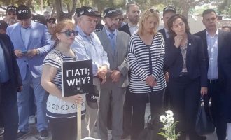 Σιωπηλή διαμαρτυρία πάνω από τα σπασμένα εβραϊκά μνήματα στο Τρίτο Νεκροταφείο