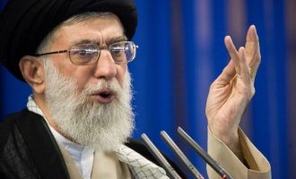 Ο αγιατολάχ Αλί Χαμενεΐ κατηγόρησε τις ΗΠΑ ότι θέλουν να διχάσουν τους Ιρανούς