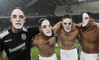 Με μάσκες Ιβάν Σαββίδη πανηγύρισαν οι παίκτες του ΠΑΟΚ το Κύπελλο