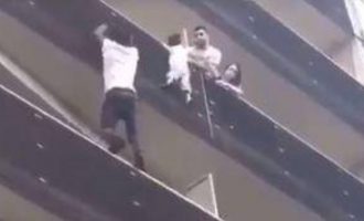 Ηρωισμός: Σκαρφάλωσε 4 ορόφους για να σώσει παιδί που κρεμόταν στο κενό (βίντεο)