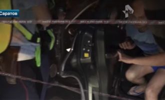 Πώς «τσάκωσαν» Ρώσο υπουργό με ξανθιά υπάλληλο στο υπουργικό αυτοκίνητο (βίντεο)