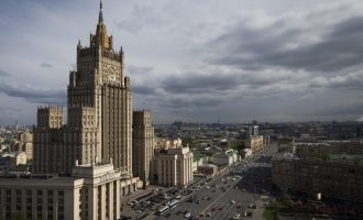 Η Μόσχα θα απελάσει δύο Τσέχους διπλωμάτες