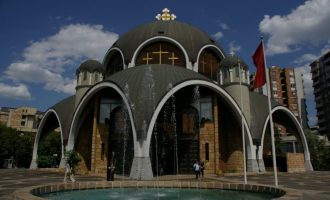 Νέα υποχώρηση: Χωρίς το «Μακεδονία» η σχισματική εκκλησία των Σκοπίων