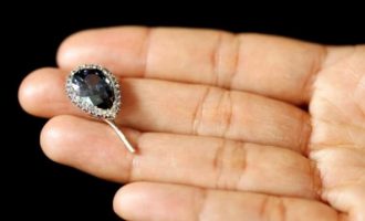 Έσπασε όλα τα κοντέρ το βασιλικό διαμάντι Μπλε Φαρνέζε – Πόσο πουλήθηκε