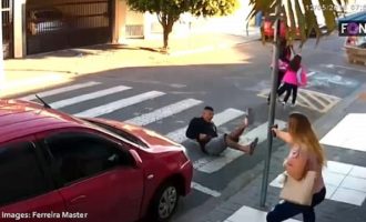 Μητέρα αστυνομικός πυροβολεί ένοπλο ληστή έξω από σχολείο (βίντεο)