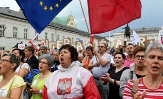 Πολωνία: Και ο Λεχ Βαλέσα ζητά να μπει «φρένο» στη μεταρρύθμιση στη δικαιοσύνη