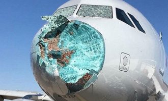 Θρίλερ στον αέρα: Χαλάζι κατέστρεψε αεροσκάφος