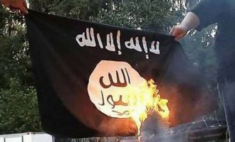«Ντου» με ρόπαλα σε κατάληψη τζιχαντιστών στα Εξάρχεια – Βρέθηκαν σημαίες του Ισλαμικού Κράτους