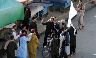Έξαλλοι οι Ταλιμπάν με τους τζιχαντιστές που βγήκαν από τα κρησφύγετα για να βγάλουν selfies