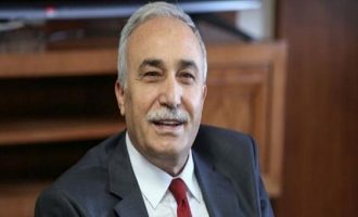 Τούρκος υπουργός χτύπησε δημοσιογράφο γιατί δεν του άρεσε η ερώτησή του (βίντεο)
