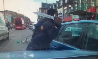 Δείτε ποδηλάτη να βγάζει «χατζάρα» σε έντρομο οδηγό γιατί τον «έκλεισε»! (βίντεο)