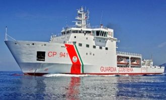 Το «Diciotti» της ιταλικής Ακτοφυλακής πλέει με 937 Αφρικανούς προς το λιμάνι της Κατάνης