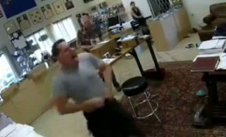 Άνδρας με όπλο στη μέση σκύβει και… αυτοπυροβολείται εκεί που δεν πρέπει (βίντεο)