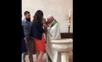 Ιερέας χαστουκίζει μωρό γιατί έκλαιγε στη βάφτιση (βίντεο)