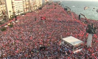 Τεράστια προεκλογική συγκέντρωση του αντίπαλου του Ερντογάν στη Σμύρνη