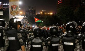 Για έβδομη νύχτα οι Ιορδανοί βγήκαν για να διαμαρτυρηθούν στους δρόμους του Αμάν