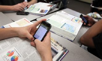 Tέλος σε κινητά και κάμερες για τους μαθητές στα σχολεία – Όλη η εγκύκλιος Γαβρόγλου