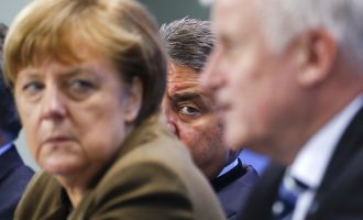 Κυβερνητική κρίση στη Γερμανία; Η Μέρκελ τσακώθηκε με τον Ζεεχόφερ για το μεταναστευτικό