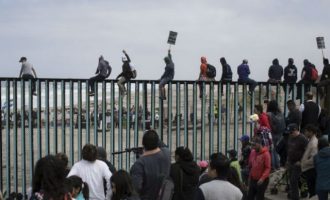 Οι μετανάστες μπαίνουν κατά χιλιάδες στις ΗΠΑ παρά την πολιτική «μηδενικής ανοχής» Τραμπ