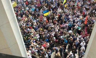 Eπεισόδια στην Ουκρανία: Διαδηλωτές επιχείρησαν να εισβάλουν στο Κοινοβούλιο (βίντεο)
