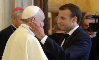 Το κρύο αστείο του Μακρόν που «πάγωσε» τον Πάπα Φραγκίσκο