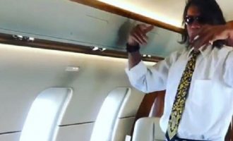 Σε τρελό κέφι ο Ψινάκης χορεύει μέσα σε αεροπλάνο (βίντεο)