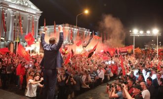 Χιλιάδες διαδήλωσαν στα Σκόπια για το όνομα με σύνθημα «Η Μακεδονία θα κερδίσει»