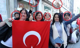 Τουρκομογγόλες ψηφίζουν Ερντογάν και κάνουν τον χαιρετισμό της Μουσουλμανικής Αδελφότητας
