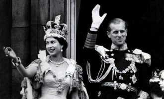 Αποκαλύψεις «φωτιά» για την ερωτική ζωή της βασίλισσας Ελισάβετ με τον πρίγκιπα Φίλιππο