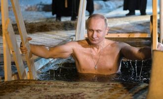 O Πούτιν απαντά για τις σχέσεις με ακροδεξιά κόμματα και τις ημίγυμνες φωτογραφίες του