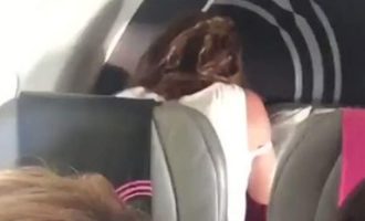 Το «έκαναν» εν πτήσει μπροστά στους άλλους επιβάτες και έγιναν viral (βίντεο)