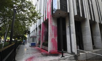 Επίθεση από τον Ρουβίκωνα στο Υπουργείο Εξωτερικών