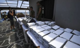 Ο στρατός μοιράζει τρόφιμα σε πυρόπληκτους στο Μάτι (φωτο)