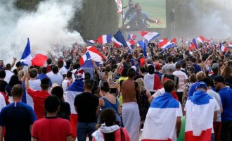 Παρίσι: Ξέφρενοι πανηγυρισμοί για την κατάκτηση του Μουντιάλ (φωτο)