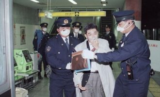 Εκτελέστηκαν έξι μέλη της σέκτας που «έπνιξαν» με αέριο σαρίν το Μετρό του Τόκιο