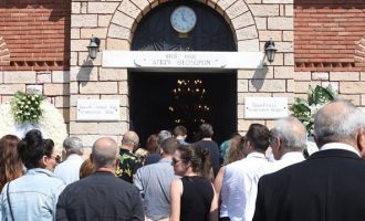 Πλήθος κόσμου είπε το  τελευταίο αντίο στον δημοσιογράφο Μάνο Αντώναρο