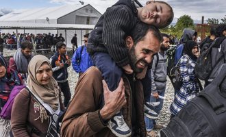 Χιλιάδες πρόσφυγες φτάνουν στη Βοσνία με την ελπίδα να περάσουν στην ΕΕ