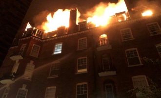 Υπό έλεγχο τέθηκε η μεγάλη πυρκαγιά σε πολυκατοικία του Λονδίνου
