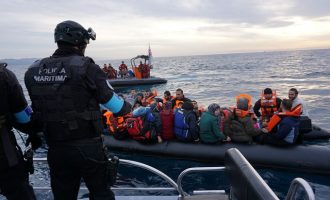 Ο Γιούνκερ προτείνει ενίσχυση της Frontex με 10.000 αστυνομικούς
