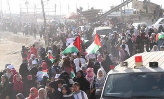 Χιλιάδες Παλαιστίνιες διαδήλωσαν στα σύνορα Γάζας-Ισραήλ