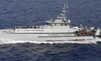 Οι Ιταλοί έχουν 450 μετανάστες σε δύο πολεμικά πλοία και θέλουν να τους μοιράσουν στις άλλες χώρες