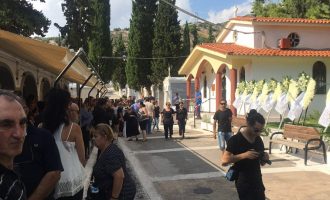 Θρήνος στην κηδεία του 15χρονου αυτόχειρα μαθητή στην Αργυρούπολη