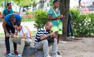 «Οn line» επανάσταση: H Κούβα άναψε πράσινο φως για Ίντερνετ στα κινητά τηλέφωνα
