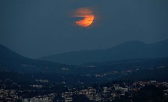 Η μεγαλύτερη ολική έκλειψη σελήνης του 21ου αιώνα στον ελληνικό ουρανό (φωτο)